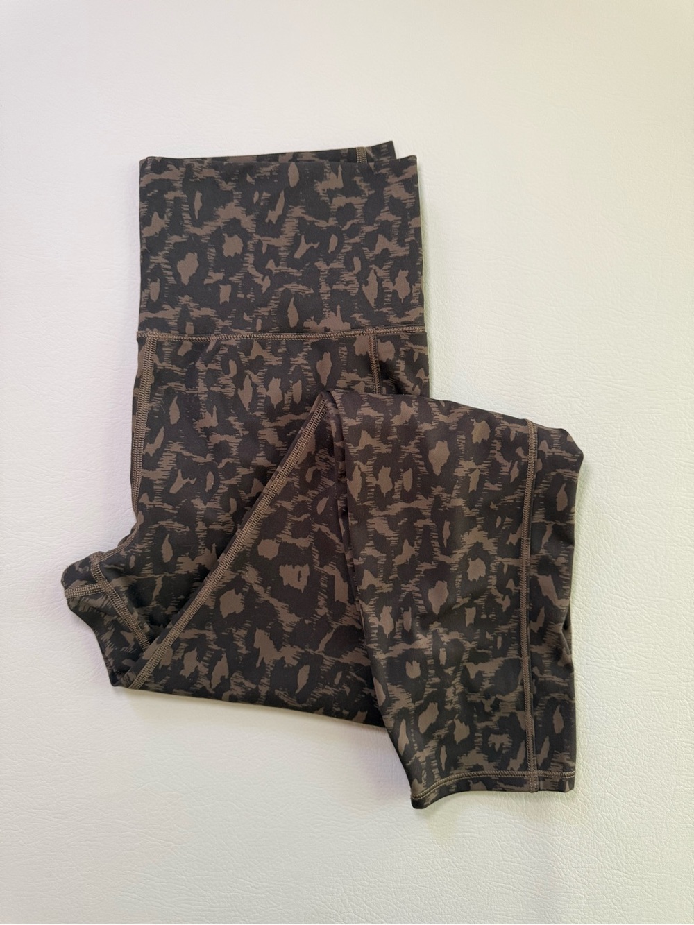 Vuori Women’s Medium Studio Pocket Leggings Cocoa Spots Leopard VW446 High Rise